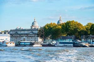 Barche e piccolo navi attraccato su un' fiume Tamigi nel Londra, UK. foto