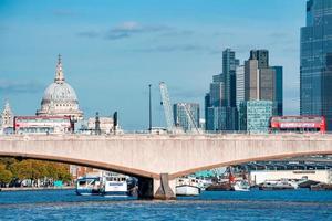 rosso Doppio decker autobus attraversamento un' ponte nel Londra foto