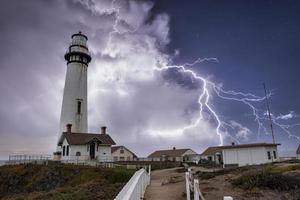 Piccione punto faro con nuvoloso cielo e temporale nel il sfondo foto