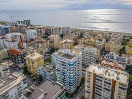 aereo città e mare Visualizza. alto architettonico edifici foto