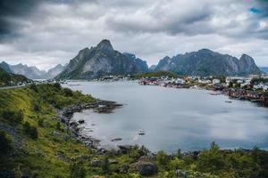 il cittadina di reine nel il lofoten isole nel Norvegia foto