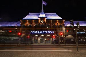 il centrale stazione nel Göteborg, Svezia a notte foto