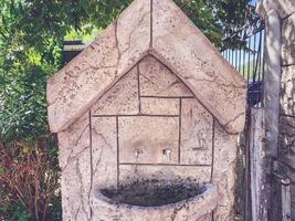 rubinetto con acqua su il strada vicino il musulmano tempio. Due argento valvole per il estrazione di pulito acqua. lavaggio mani prima preghiera foto