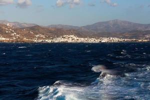 onde e spruzzi nel il mediterraneo mare foto