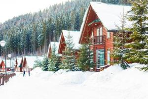 casa di legno nella foresta invernale foto