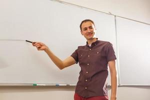 maschio insegnante ascoltando per studenti a adulto formazione scolastica classe foto