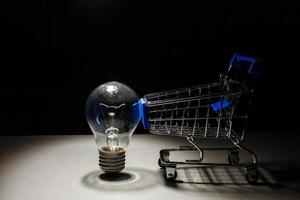energia Salvataggio leggero lampadina con shopping carrello per Salvataggio, finanziario e shopping concetto. foto