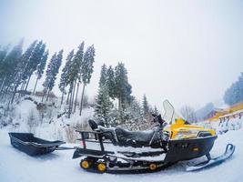 inverno motociclo. motoslitta. inverno atv. inverno atvs nel inverno contro il fondale di il montagna. foto