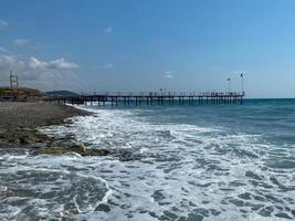 molo, panton su il spiaggia per turisti su il mare su vacanza nel il turista caldo orientale tropicale nazione meridionale Paradiso ricorrere su vacanza foto