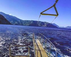 ponte nel il Aperto mare. nuoto a partire dal il ponte di un' nave nel blu acqua. sopra il tetto titolare per dispersione quando ryzhka in il acqua. ponte fatto di legna con metallo lati per immersione in il acqua foto