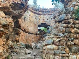 il rovine di un antico vecchio rotto rovinato medievale fortezza fatto di ciottoli e mattoni nel un' turista caldo tropicale orientale nazione meridionale ricorrere foto