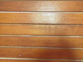 buio macchiato legna tavole con grano e struttura. piatto legna sfondo con parallelo orizzontale Linee. foto