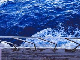 camminare su il Aperto mare. il yacht è attrezzata con metallo lati per il sicurezza di turisti. vacanze nel caldo Paesi. blu onde di il mare foto