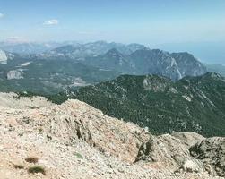 montagne nel caldo Paesi. altopiano di pietre e sabbia. boschetti di erba e cespugli su il superiore di il montagne. tempo libero foto