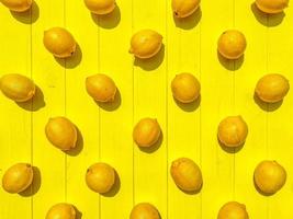 arte installazione. giallo limoni siamo allegato per il parete. luminosa frutta fatto di plastica. decorazione per il foto zona. creativo e insolito sfondo