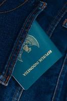 un indonesiano cittadinanza passaporto nel un' jeans tasca. foto