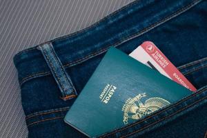 Indonesia nel luglio 2022. un indonesiano passaporto e un' Turco le compagnie aeree imbarco passaggio nel un' jeans tasca. foto