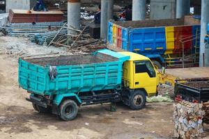 Giacarta, Indonesia nel luglio 2022. pesante veicoli nel il modulo di cumulo di rifiuti camion e altro veicoli siamo parcheggiata foto