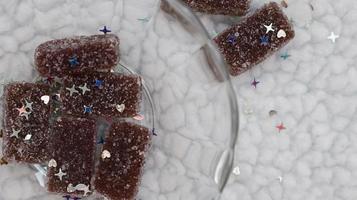 gelatina caramelle con zucchero Rivestimento nel bicchiere ciotola foto