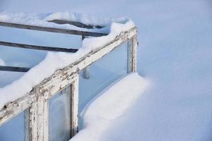 di legno scatole nel inverno nel il neve. un' piccolo serra nel cumuli di neve nel inverno. foto