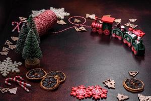 delizioso fresco brownies con Natale decorazioni su un' buio calcestruzzo sfondo foto