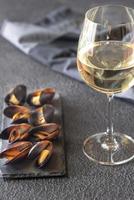 cozze con un' bicchiere di bianca vino foto