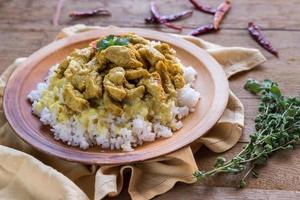 pollo al curry indiano con riso bianco foto