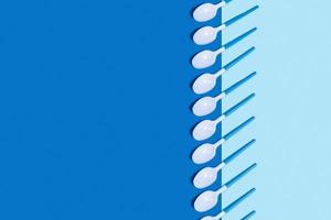 immagine di plastica cucchiai su blu sfondo. foto