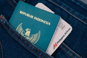 Indonesia nel luglio 2022. un indonesiano passaporto e un' Filippine le compagnie aeree imbarco passaggio nel un' jeans tasca. foto