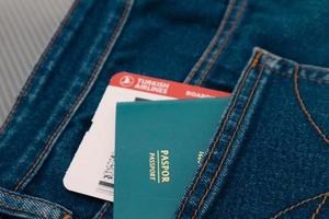 Indonesia nel luglio 2022. un indonesiano passaporto e un' Turco le compagnie aeree imbarco passaggio nel un' jeans tasca. foto