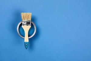 blu sfondo con dipingere vaso e spazzola. foto