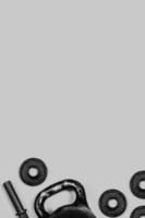 kettlebell e manubrio su grigio sfondo. foto