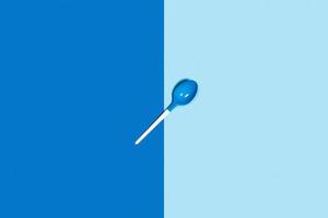 foto di bianca cucchiai su blu sfondo.
