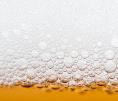 birra bolle nel un' bicchiere di fresco ambra birra foto