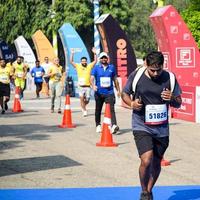 nuovo delhi, India - ottobre 16 2022 - vedanta delhi metà maratona gara dopo covid nel quale maratona partecipanti di per attraversare il finire linea, delhi metà maratona 2022 foto