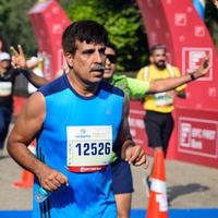 nuovo delhi, India - ottobre 16 2022 - vedanta delhi metà maratona gara dopo covid nel quale maratona partecipanti di per attraversare il finire linea, delhi metà maratona 2022 foto