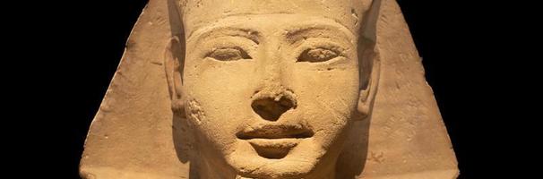 archeologia egizia. antica sfinge in arenaria rappresentante il faraone, copia spazio. foto