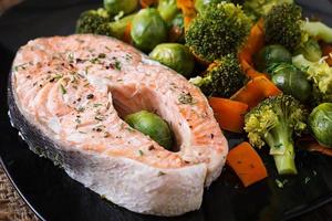 cucinato su vapore salmone bistecca con verdure. foto