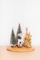 Natale e nuovo anno ancora vita composizione nel casa interno. natale decorazioni con cervo e Natale alberi foto