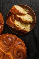 fresco pane a partire dal il forno. tradizionale formaggio torta a partire dal Romania chiamato saralie. fatti in casa pane fatto a partire dal bianca Grano Farina. foto