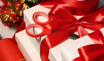 Natale laboratorio concept.forbici, regali e abete tree.wrapping regali foto