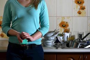 frammento di il femmina corpo a il cucina contatore, pieno con foto