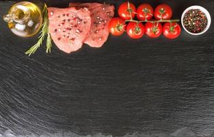 crudo bistecca con spezie e ingredienti per cucinando. piatto posizione. superiore Visualizza. foto