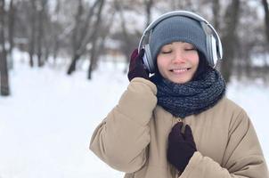 inverno ritratto di giovane ragazza con cuffie foto