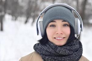 inverno ritratto di giovane ragazza con cuffie foto