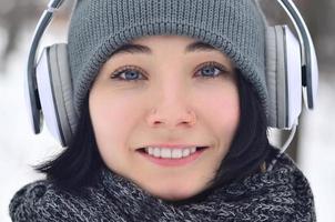 inverno ritratto di giovane ragazza con cuffie foto