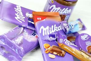 Kharkov, Ucraina - luglio 2, 2021 milka cioccolato prodotti con classico lilla colore involucro design su bianca tavolo foto