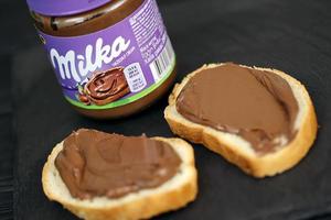 Kharkov, Ucraina - luglio 2, 2021 può di milka zuccherato nocciola cacao diffusione con classico lilla colore design su nero tavolo foto