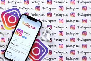 Kharkov, Ucraina - marzo 5, 2021 instagram icona e applicazione a partire dal App memorizzare su i phone 12 professionista Schermo schermo con airpods professionista su bianca tavolo foto