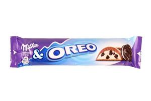 Kharkov, Ucraina - dicembre 8, 2020 oreo e milka cioccolato bar su bianca sfondo. oreo è merce manufatto di nabisco divisione di mondelez internazionale foto